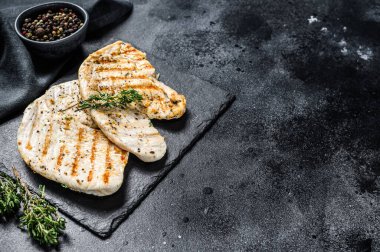 Kızarmış hindi bifteği. Siyah arka plan. Üst Manzara. Boşluğu kopyala.