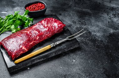 Taze çiğ Denver bifteği. Siyah arka plan. Üst Manzara. Boşluğu kopyala.