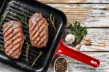 Biftek yemeye hazır. Top Blade bifteği, siyah Angus eti. Gri arka plan. Üst Manzara. Boşluğu kopyala.