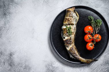 Taze kekik ve domatesli leziz ızgara hake. Siyah arka plan. Üst Manzara. Boşluğu kopyala.