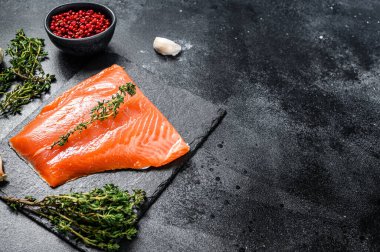 Füme Atlantik somon filetosu. Organik balık. Siyah arka plan. Üst Manzara. Boşluğu kopyala.