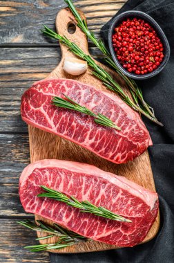 Çiğ organik et Twagyu istiridye üstü bıçaklı biftek. Siyah ahşap arka plan. Üst görünüm.
