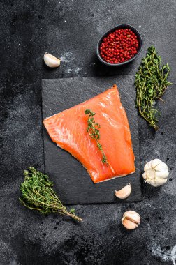 Füme Atlantik somon filetosu. Organik balık. Siyah arka plan. Üst görünüm.