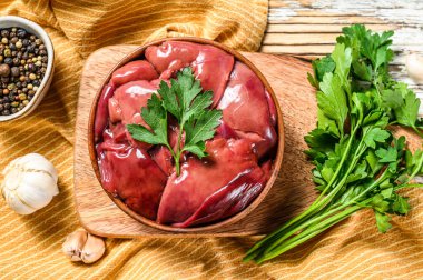 Tabakta çiğ ördek ciğeri. Beyaz arka plan. Üst görünüm.