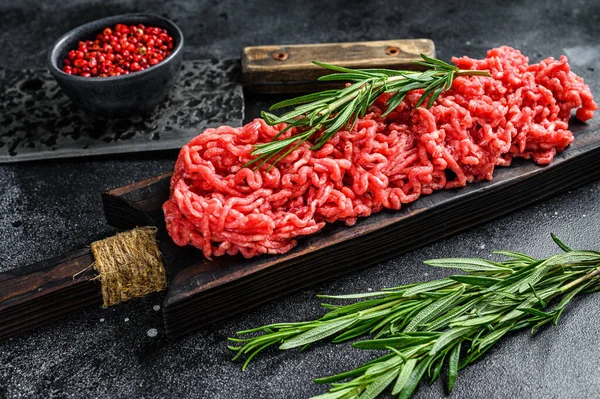 Raw Mince Ground Carne Piper Fundal Negru Privire Sus — Fotografie, imagine de stoc