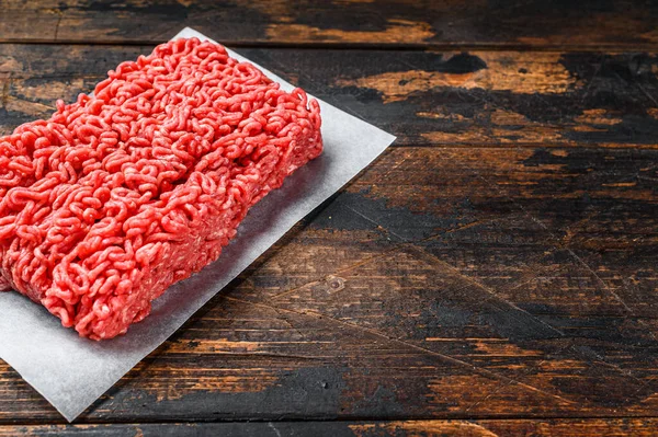 Rauw Gehakt Gemalen Vlees Donker Houten Achtergrond Bovenaanzicht Kopieerruimte — Stockfoto
