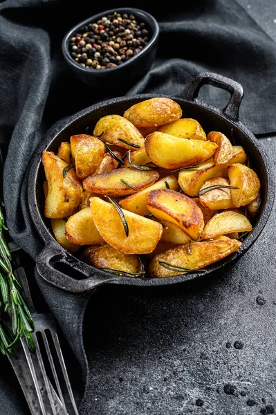 Bratkartoffelkeile Mit Kräutern Und Rosmarin Schwarzer Hintergrund Ansicht Von Oben — Stockfoto