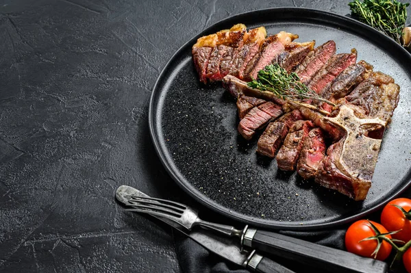 Dilimlenmiş Floransa Bifteği Biftek Eti Siyah Arka Plan Üst Manzara — Stok fotoğraf