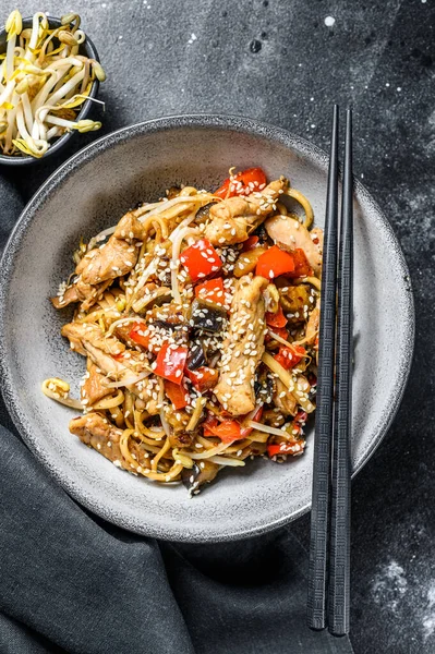 Macarrão Frito Udon Com Carne Frango Gergelim Fundo Preto Vista — Fotografia de Stock