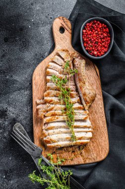 Izgara domuz pirzolası. Organik et. Siyah arka plan. Üst görünüm.