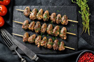 Tavuk kalpli ızgara şiş kebap. Siyah arka plan. Üst görünüm.