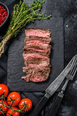 Baharatlı ve baharatlı ızgara kanatlı biftek. Siyah arka plan. Üst görünüm.