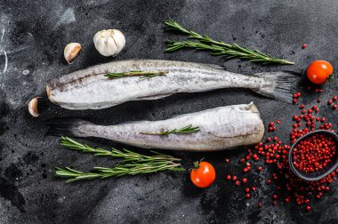 Çiğ Pollock balığı, biberiye ve pembe biberli. Organik deniz ürünleri. Siyah arka plan. Üst görünüm