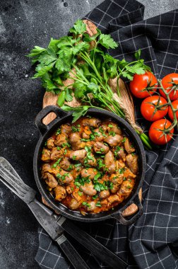 Tavuk kalpli güveç ve taze maydanozlu sebze. Siyah arka plan. Üst görünüm