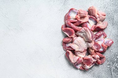 Çiğ, çiğ tavuk ve mide. Gri arka plan. Üst Manzara. Boşluğu kopyala.
