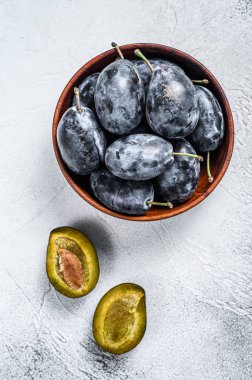 Bir kasede taze organik biyolojik erikler. Beyaz arka plan. Üst Manzara. Boşluğu kopyala.