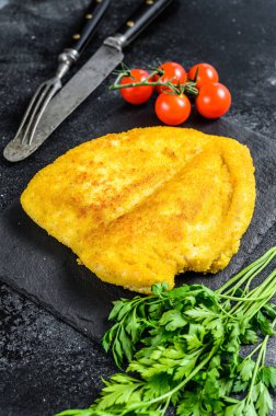 Ev yapımı Alman sosis şnitzeli. Siyah arka plan. Üst görünüm.