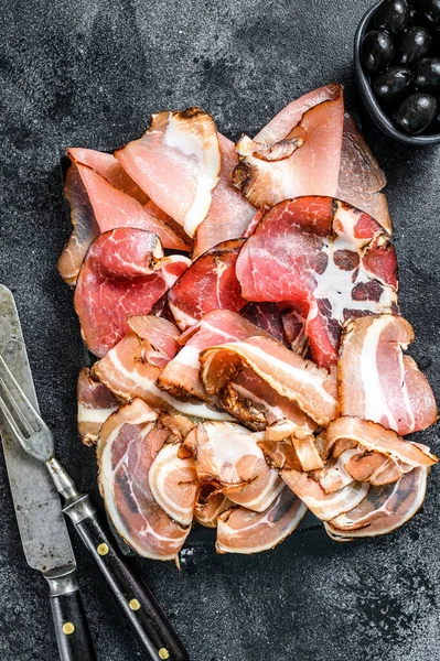 Sada Studeného Italského Masa Šunka Prosciutto Pancetta Slanina Černé Pozadí — Stock fotografie