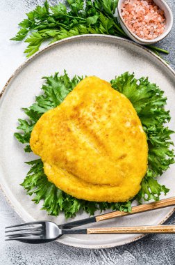 Alman sosis şnitzeli. Gri arka plan. Üst görünüm.