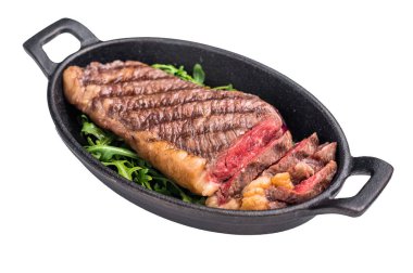 Mangalda sığır etli biftek, tabakta salatalı biftek. Beyaz arka planda izole edilmiş. en üstteki görünüm.