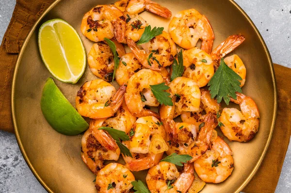 Tabakta karides rostosuyla barbekü yemeği. Gri arka plan. Üst görünüm.