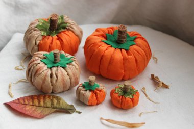 Cadılar Bayramı için Tekstil kabak ile natürmort.