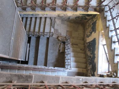 Dövme demir parmaklıklar içinde eski terk edilmiş bir evde ile merdiven beton