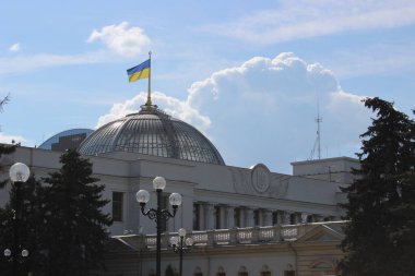 Ukrayna Parlamentosu bir Ukrayna ile bayrak çatıda