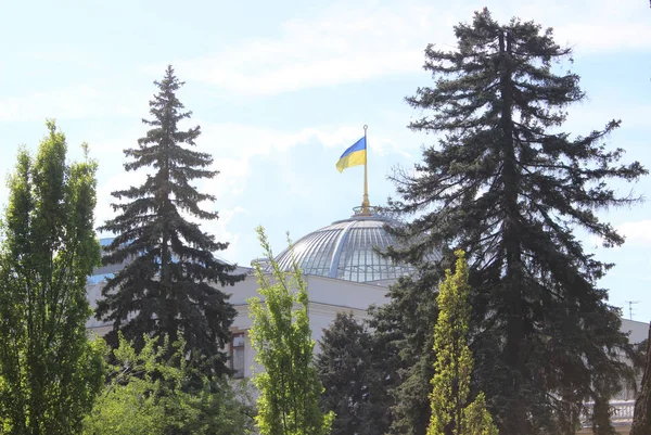 Парламент України з українським прапором на даху — стокове фото