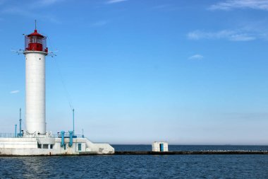 Mavi gökyüzü ne ve denize karşı deniz feneri