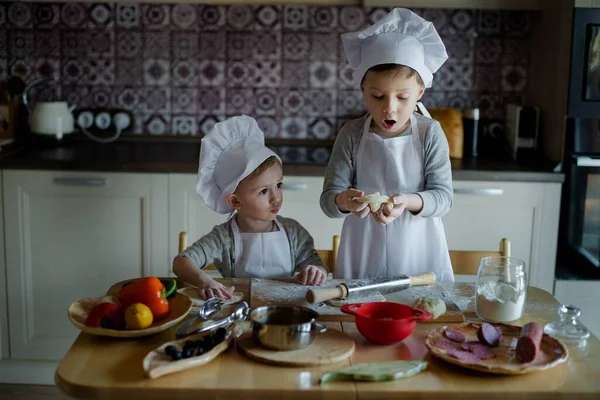 Dzieci Przygotowujące Pizzę Kuchni — Zdjęcie stockowe