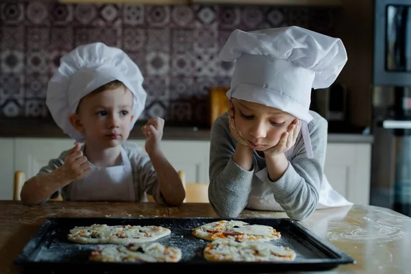 Дети Готовят Пиццу Кухне — стоковое фото