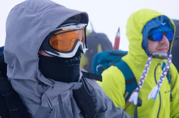 kar maskeli dağcı uzaklara bakıyor