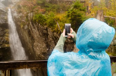 Telefonda bir fotoğraf yapıyor. Bir şelalenin fotoğrafı. Tatransky narodny parkı. Vysoke Tatry. Slovakya. 