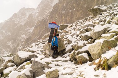 Yüksek Tatras, Slovakya, Ekim / 05/2018: Şerpa dağ kulübesinden iner.