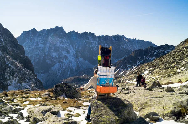 Slovakya. Rysy, ne oldu? Sherpa. Sherpa tırmanmadan önce nefes alır.