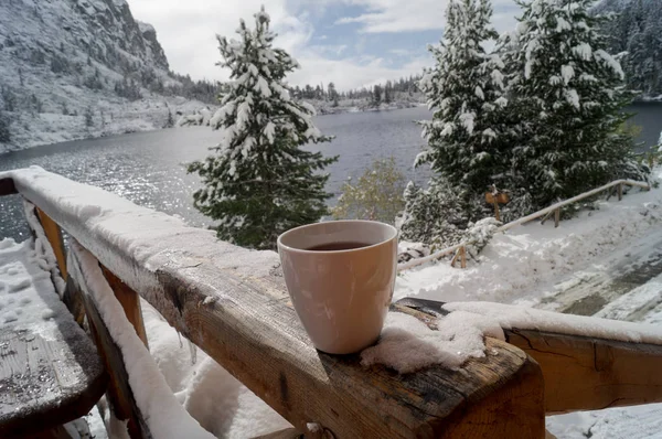 Sabah gezintisi. Bir fincan çay; bir fincan kahve; sokakta bir fincan içki; Tatransky narodny parkı. Vysoke Tatry. Slovakya.