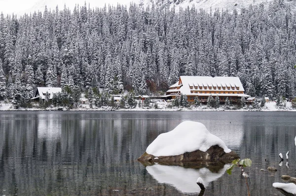 Horsky Oteli Popradske Pleso. Tatransky narodny parkı. Vysoke Tatry. Slovakya.