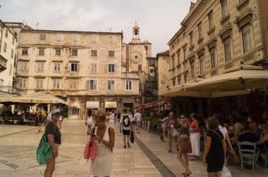 Split, Dalmaçya, Hırvatistan; 09/07/2018: Cephedeki heykel. Split şehrinin alanı. Saat kulesi.