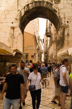 Split, Dalmaçya, Hırvatistan; 09/07/2018: Split'in eski semtinde turistler yürüyor.