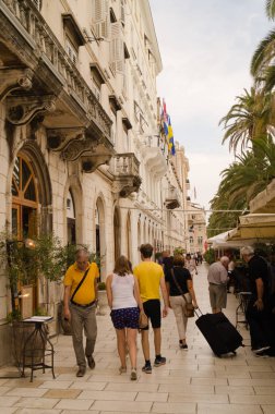 Split, Dalmaçya, Hırvatistan; 09/07/2018: Split'in eski semtinde turistler yürüyor.