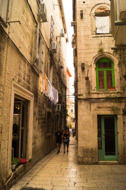Split, Dalmaçya, Hırvatistan; 09/07/2018: Diocletian's Palace içinde eski dar sokak.