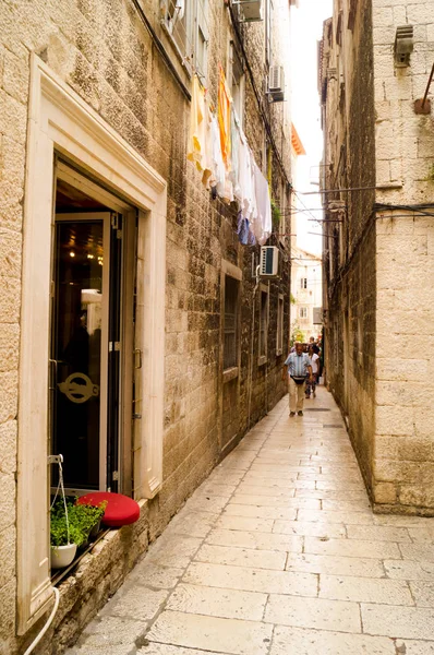 Split, Dalmaçya, Hırvatistan; 09/07/2018: Diocletian's Palace içinde eski dar sokak.