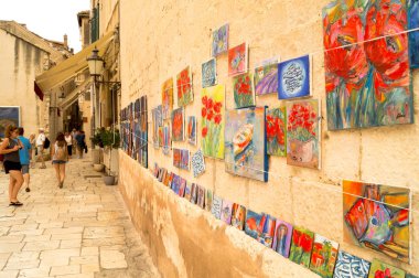 Split, Dalmaçya, Hırvatistan; 09/07/2018: Sokakta sanat galerisi