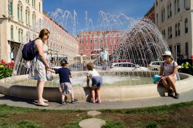 Split, Dalmaçya, Hırvatistan; 09/07/2018: Çeşmenin yanındaki çocuklar.