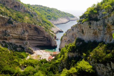 Stiniva körfezi, Vis adası, Hırvatistan. Hırvatistan'ın en güzel yeri. Avrupa'nın en iyi körfezi. Avrupa'nın en iyi plajı. Korsan Körfezi. Koy kayalarla ayrılmıştır..
