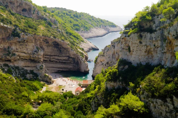 Stiniva körfezi, Vis adası, Hırvatistan. Hırvatistan'ın en güzel yeri. Avrupa'nın en iyi körfezi. Avrupa'nın en iyi plajı. Korsan Körfezi. Koy kayalarla ayrılmıştır..