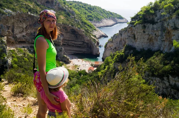 Stiniva körfezi, Vis adası, Hırvatistan. Hırvatistan'ın en güzel yeri. Avrupa'nın en iyi körfezi. Avrupa'nın en iyi plajı. Korsan Körfezi. Koy kayalarla ayrılmıştır..