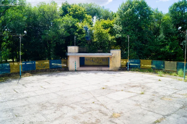 Eski kat. Yüzeyde çatlaklar ve kırıklar var. Çim beton ile büyür.