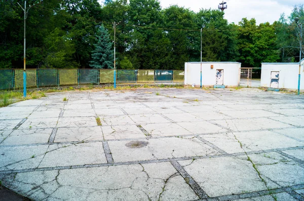 Alter Fußboden Risse Und Risse Der Oberfläche Gras Wächst Durch — Stockfoto